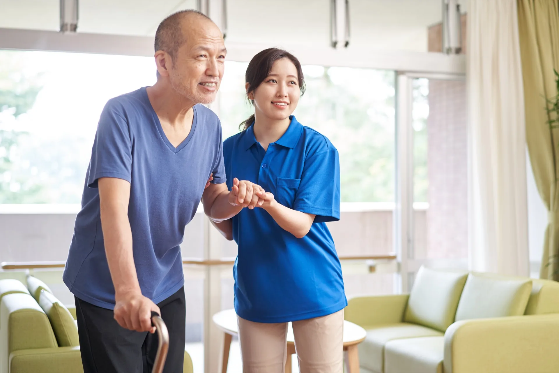 利用者の歩行を支える介護職員