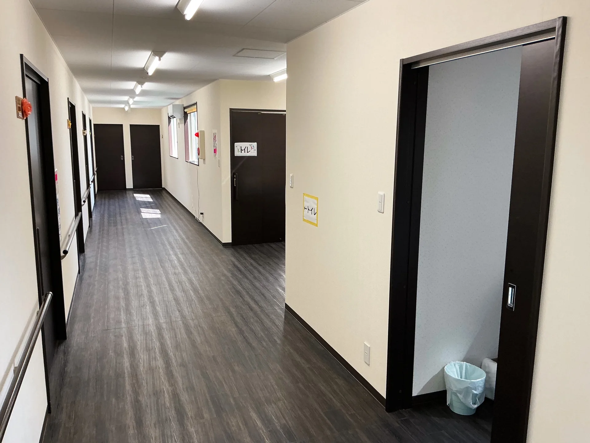 手すりのある廊下