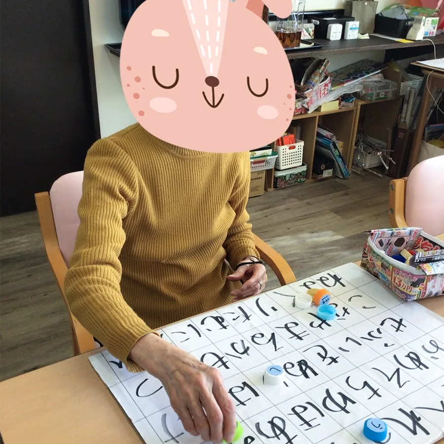 文字合わせの活動に取り組む利用者
